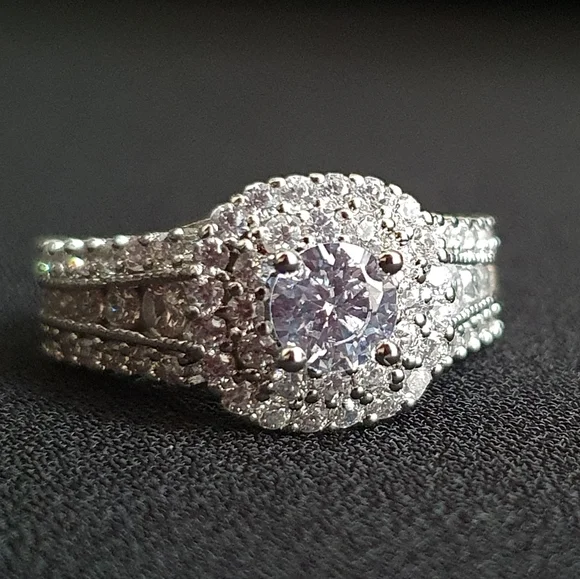 Gorgeous Inlaid Diamond Sparkling Ring - Picture 1 of 6